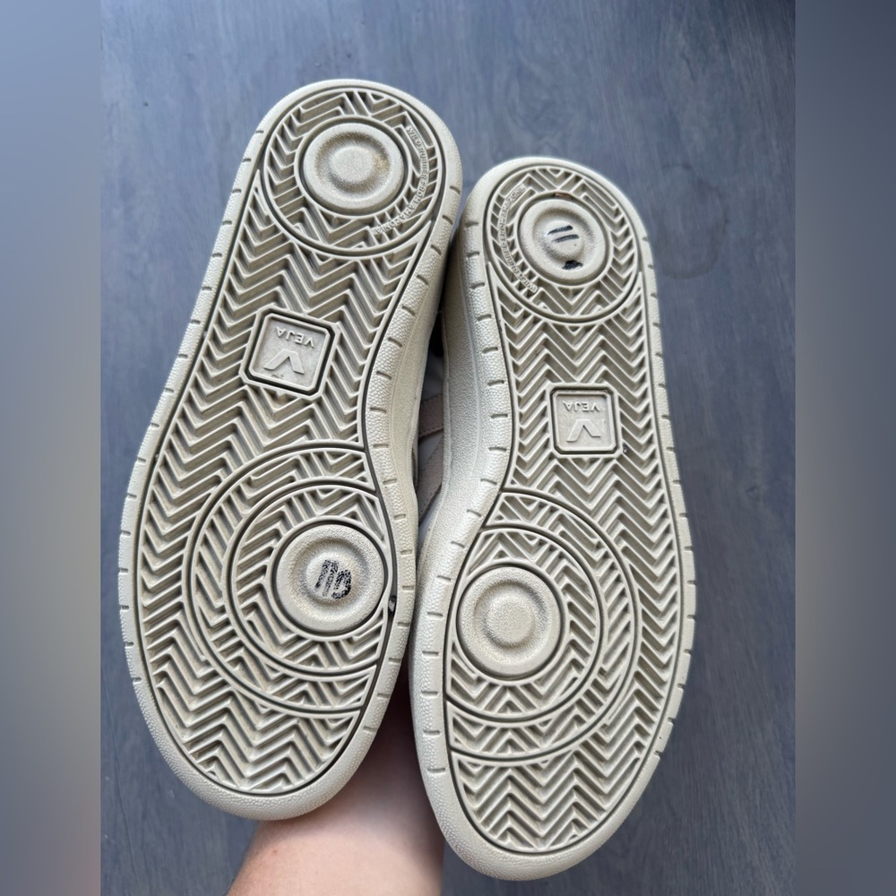 Veja White and Tan Sneakers Retro-Inspired Design - Picture 10 of 10